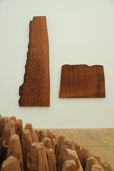 David NashTwo Mountains, 2011Séquoia, 2 parties292 x 101 x 6 cm / 112 x 154 x 6 cmCopyright Galerie Lelong & artist