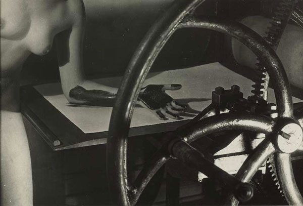 Man Ray, Meret Oppenheim à la presse, 1933, tirage argentique d’époque, 12,4 x 17,8 cm