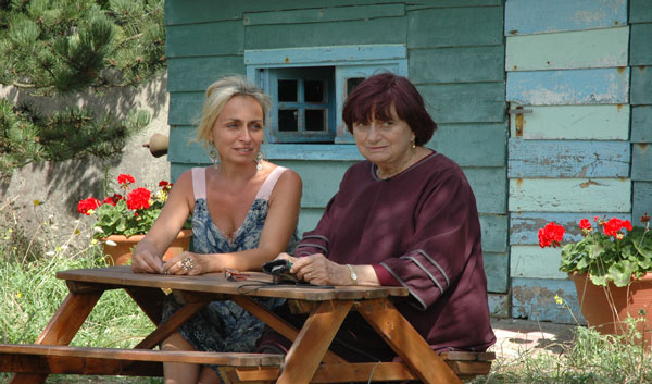 Agnès et Rosalie devant la cabane de son enfance à Noirmoutier, Les Plages d’Agnès (2008) © ciné-tamaris 