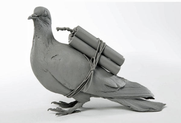 Adel Abdessemed, Pigeon. 2014. Gomme grise. 21,5 x 26 x 11,5 cm.  Edition de 20 (+ 5 épreuves d’artiste) © Adel Abdessemed, ADAGP  Paris 2016. Photo : Didier JORDAN 