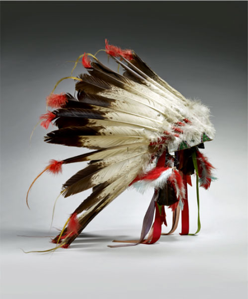 Coiffe de chef Sioux, 20e siècle, Plume, feutrine, perles,  Amériques © musée du quai Branly, photo Claude Germain 
