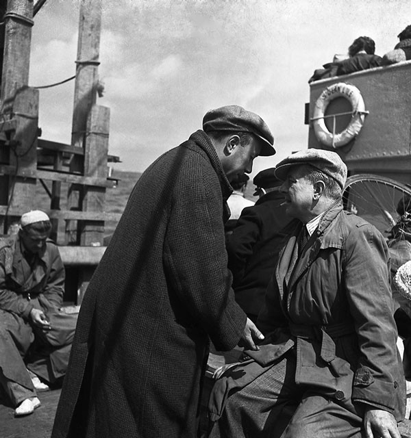 Emile Savitry Marcel Carné et Jacques Prévert  sur la navette entre Quiberon et Belle-Île, 1947