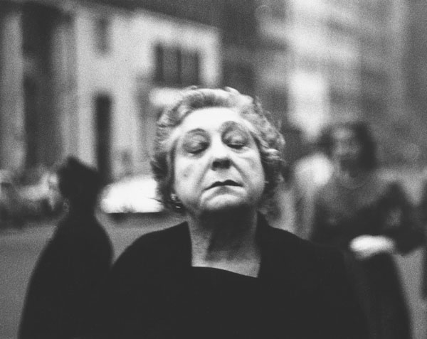 Diane Arbus, Woman on the street with her eyes closed, N.Y © The Estate of Diane Arbus, LLC. All rights reserved.