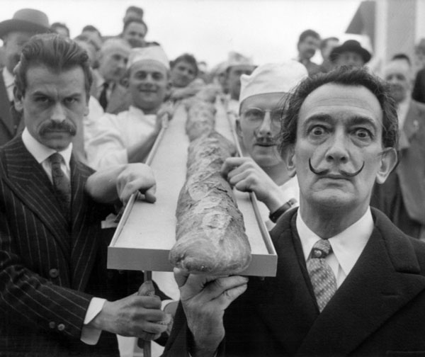 Le peintre Georges Mathieu et Salvador Dalí avec le pain géant de 12m à la Foire de Paris le 12 mai 1958 © Mayoral 2023. Tous droits réservés