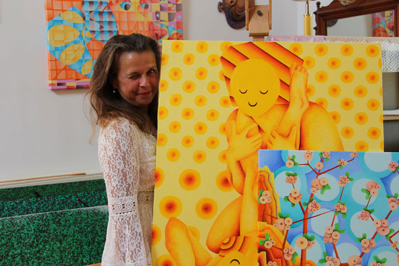 Gilda Richet portrait de l'artiste dans son atelier devant une toile de la série Eroticones