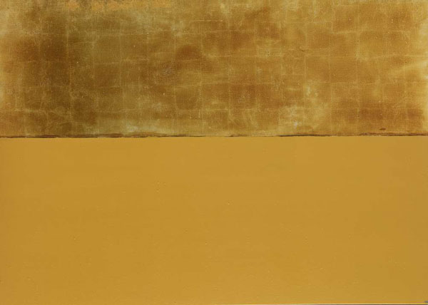 Anna-Eva Bergman, N°12-1975 Terre ocre avec ciel doré, 1975. Acrylique et feuille de métal sur toile, 180 x 250 cm.