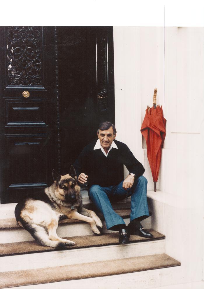 Lino Ventura devant sa maison à Saint-Cloud, avec son chien Muck Collection particulière © DR