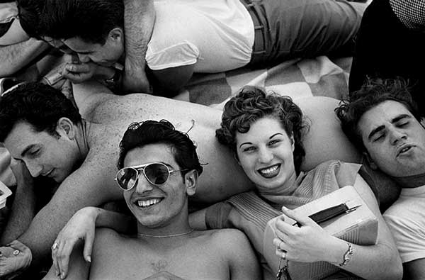Coney Island Teenagers, 1949 © Harold Feinstein Courtesy Galerie Thierry Bigaignon