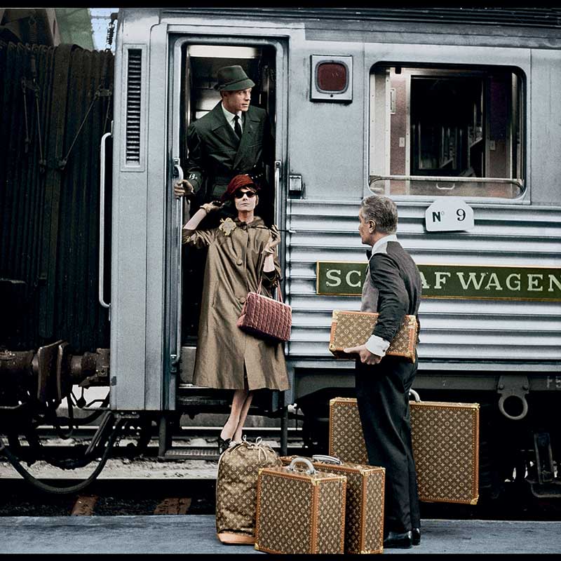 Élégante avec ses valises Alzer et Cotteville, un sac Marin et un vanity-case en toile Monogram, années 1960. Paris, Archives Louis Vuitton.